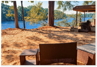 A view of the barbecue grill and tiki hut at Roses RV Resort.